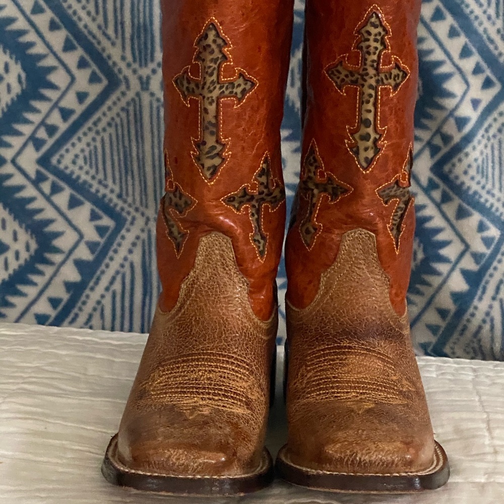 Ariat Ranchero Boot sz7 with cut out design crosses in leopard print.